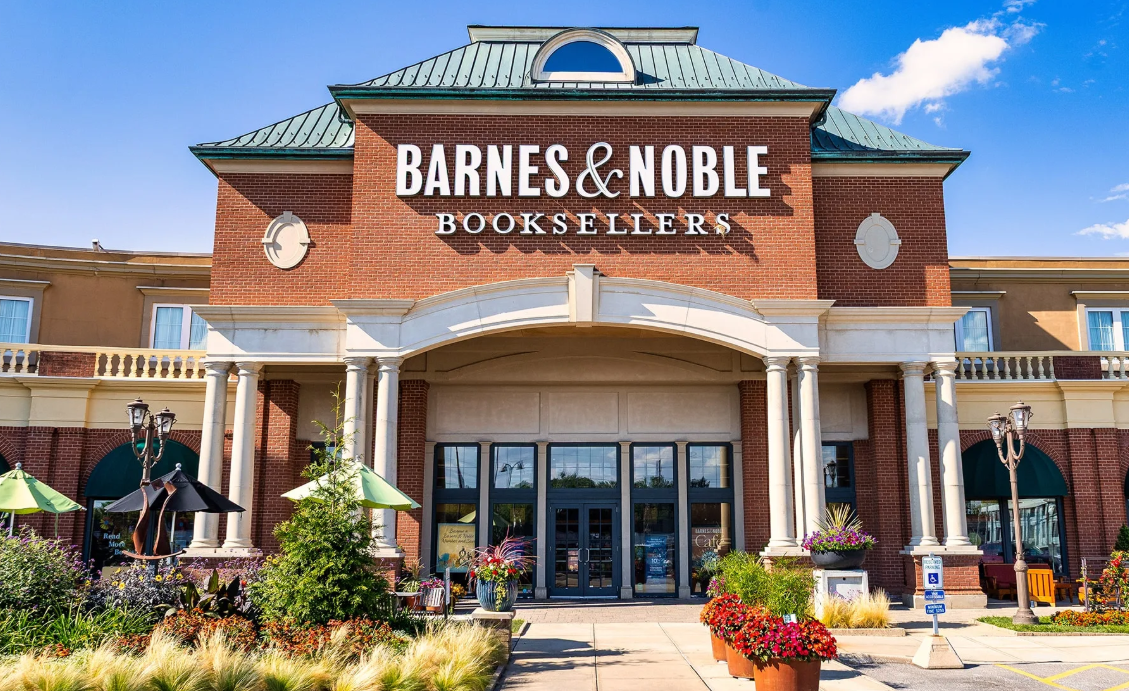 Barnes & Noble Marketing Strategy: Rebuilding Relevance Through Local Autonomy and Digital Support